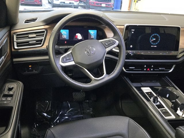 2024 Volkswagen Atlas 2.0T SE with Technology AWD