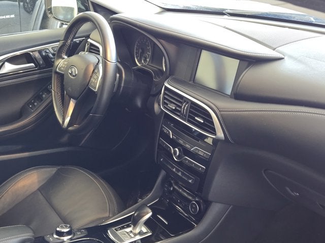 2017 INFINITI QX30 Luxury AWD