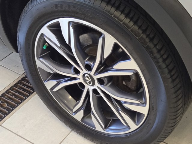 2017 INFINITI QX30 Luxury AWD