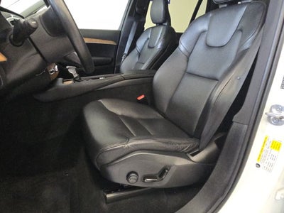2022 Volvo XC90 T6 Momentum AWD