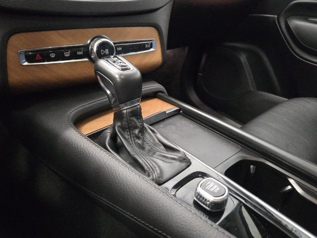 2022 Volvo XC90 T6 Momentum AWD