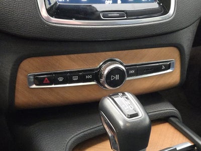 2022 Volvo XC90 T6 Momentum AWD