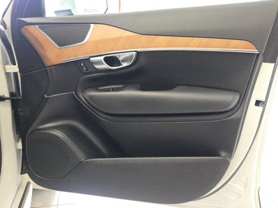 2022 Volvo XC90 T6 Momentum AWD