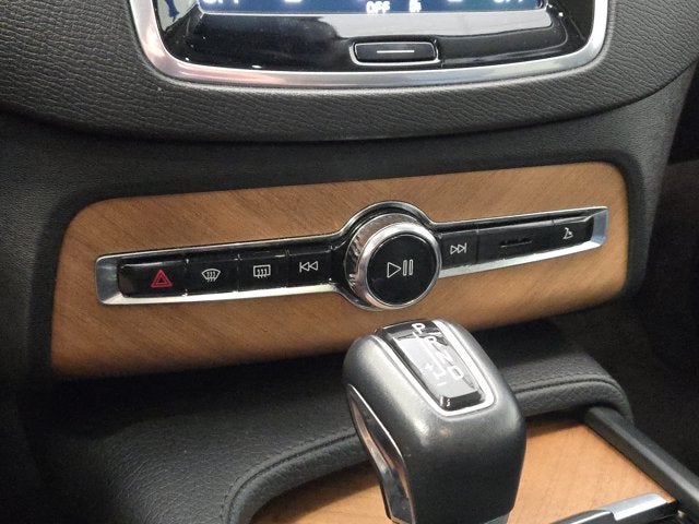 2022 Volvo XC90 T6 Momentum AWD
