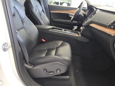 2022 Volvo XC90 T6 Momentum AWD