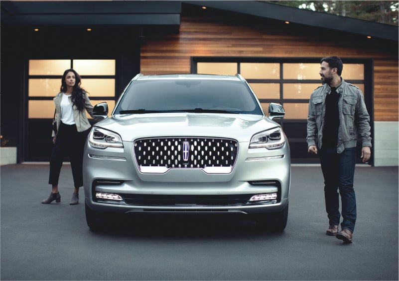 The sparkling grille of the 2023 Lincoln Aviator® Grand Touring model | Buss Lincoln in McHenry IL