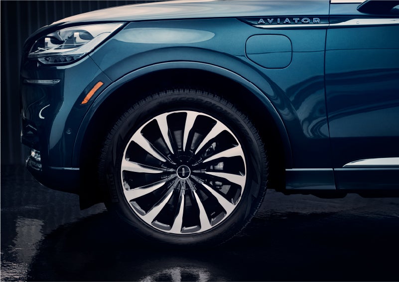 The 2023 Lincoln Aviator® Black Label Grand Touring model with unique 12-spoke wheel | Buss Lincoln in McHenry IL