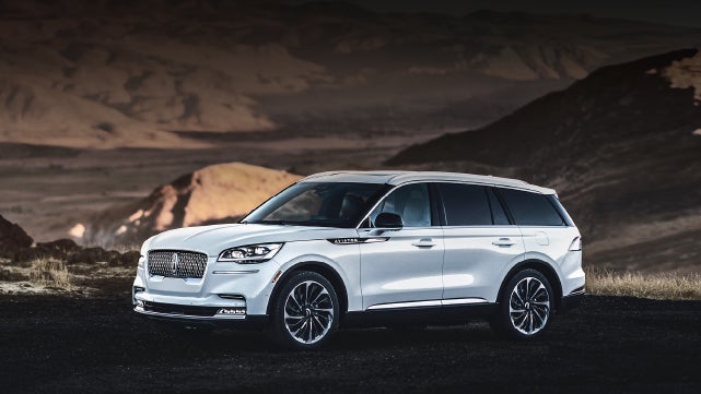 A 2024 Lincoln Aviator® SUV is parked at a mountain overlook | Buss Lincoln in McHenry IL