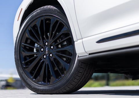 The stylish blacked-out 20-inch wheels from the available Jet Appearance Package are shown. | Buss Lincoln in McHenry IL
