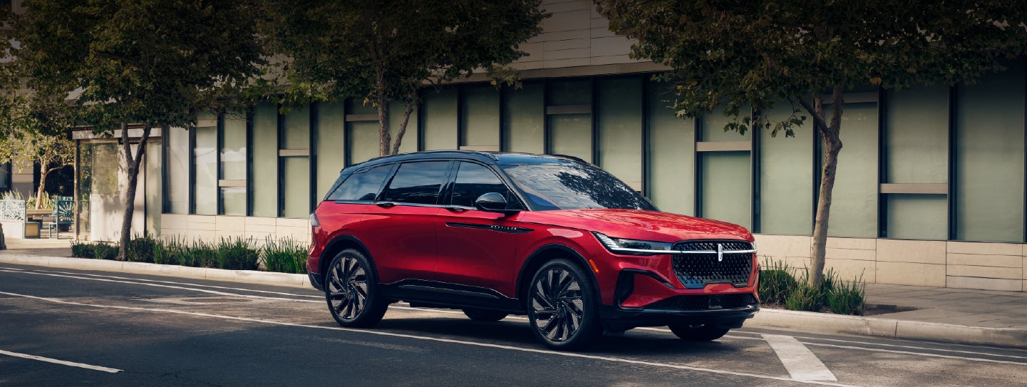 A 2025 Lincoln Nautilus® SUV with an available hybrid powertrain is parked in an urban setting. | Buss Lincoln in McHenry IL