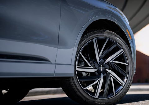 The wheel of the 2027 Lincoln Aviator® Black Label™ SUV is shown slightly angled out. | Buss Lincoln in McHenry IL